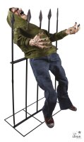 Riesiger animierter Zombie auf Zaun