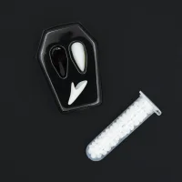 Vampir Set große Zähne im Sarg 19mm mit Haftcreme