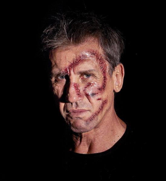 8 Halloween Wunden genäht und geklammert als Tattoo