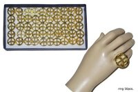 Peace Zeichen am Ring für Hippies und Aussteiger