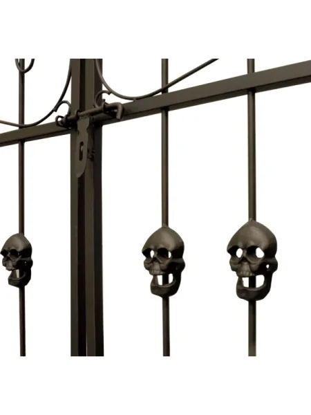 Riesiges Eingangstor zum Friedhof Cemetery als Deko zu Halloween