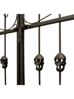 Riesiges Eingangstor zum Friedhof Cemetery als Deko zu Halloween