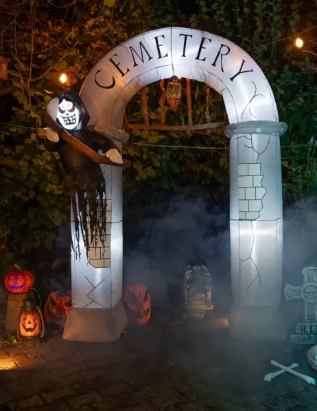 Aufblasbares Eingangstor zum Friedhof Cemetery als Deko zu Halloween