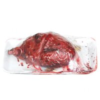 Blutiges Herz mit Blut direkt vom Fleischer
