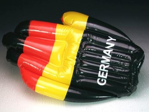Riesige Aufblashand in Deutschlandfarben